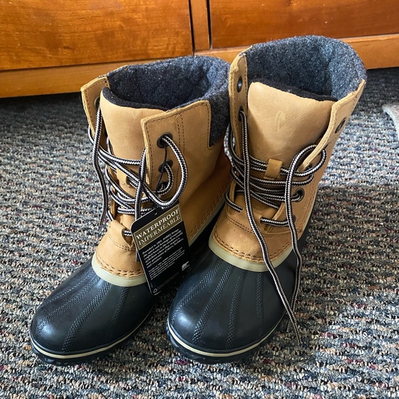 Sorel boots never worn - Picture 2 of 4